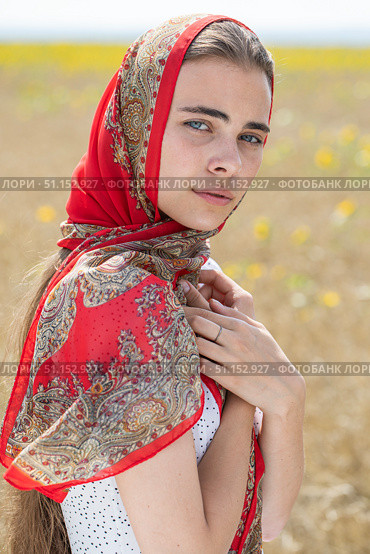 Portrait of a young attractive brunette woman in summer outdoors. Стоковое фото, фотограф Андрей Аркуша / Фотобанк Лори