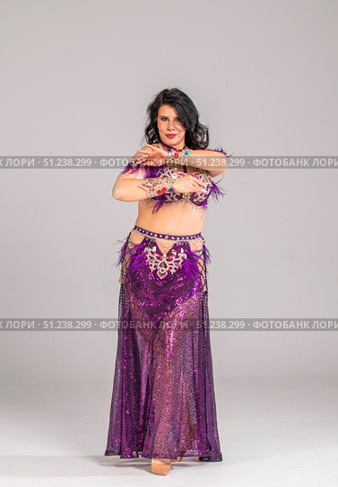 Portrait of a young attractive brunette woman in oriental dance costume. Стоковое фото, фотограф Андрей Аркуша / Фотобанк Лори