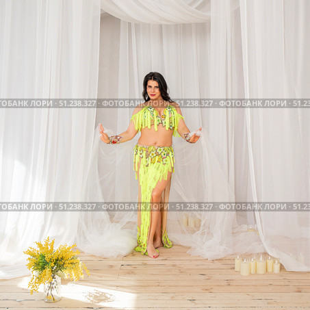 Portrait of a young attractive brunette woman in oriental dance costume. Стоковое фото, фотограф Андрей Аркуша / Фотобанк Лори