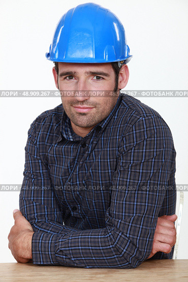 Portrait of an uneasy tradesman. Стоковое фото, агентство Ingram Publishing / Фотобанк Лори