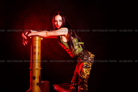 Portrait of attractive woman in military style. Стоковое фото, агентство Ingram Publishing / Фотобанк Лори