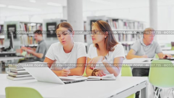 Portrait of cheerful female friends together in public library. Стоковое видео, видеограф Яков Филимонов / Фотобанк Лори