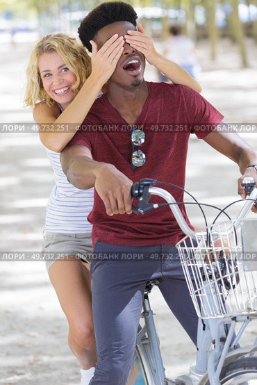 portrait of cheerful positive couple outdoors. Стоковое фото, агентство Ingram Publishing / Фотобанк Лори
