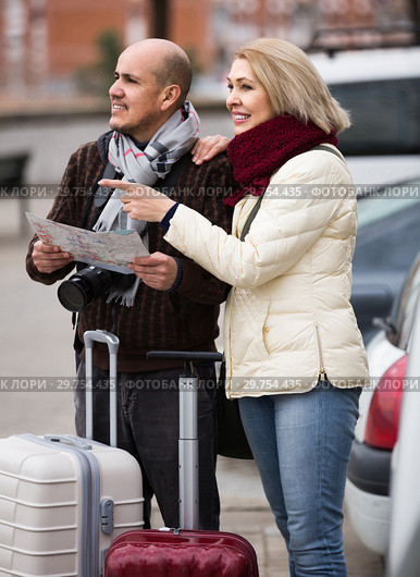 Portrait of elderly spouses with baggage and map outdoors. Стоковое фото, фотограф Яков Филимонов / Фотобанк Лори