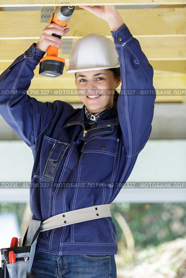 portrait of female builder using cordless drill. Стоковое фото, агентство Ingram Publishing / Фотобанк Лори