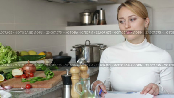 Portrait of frustrated young woman. Стоковое видео, видеограф Яков Филимонов / Фотобанк Лори