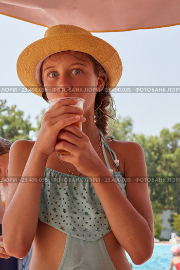 Portrait of girl are drinkig fresh juice, summer mountain landscape. Стоковое фото, фотограф Кравецкий Геннадий / Фотобанк Лори
