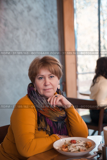 Portrait of healthy older woman eating at restaurant. Стоковое фото, фотограф Дарья Трофимова / Фотобанк Лори
