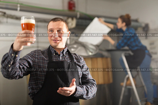 Portrait of man brewmaster with glass of beer. Стоковое фото, фотограф Яков Филимонов / Фотобанк Лори