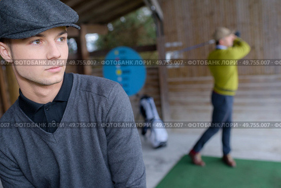 portrait of men practicing golf swing. Стоковое фото, агентство Ingram Publishing / Фотобанк Лори