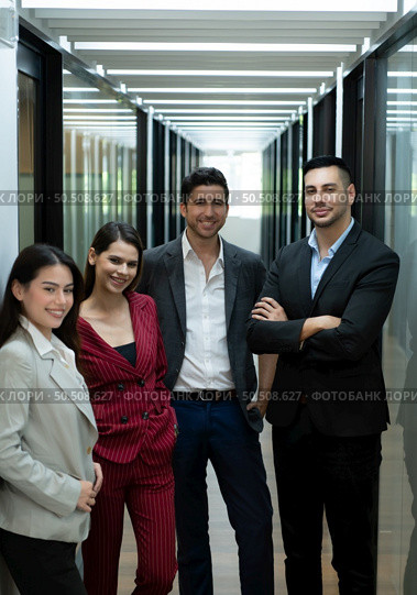 portrait of New business group person in the corridor of the conference room, Rehearse information to present results and new projects to the management team for consideration. Стоковое фото, агентство Ingram Publishing / Фотобанк Лори
