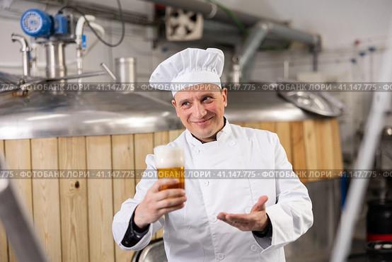 Portrait of positive man brewmaster with glass of beer. Стоковое фото, фотограф Яков Филимонов / Фотобанк Лори