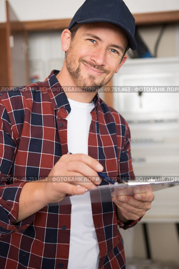 portrait of professional male worker with clipboard indoors. Стоковое фото, агентство Ingram Publishing / Фотобанк Лори
