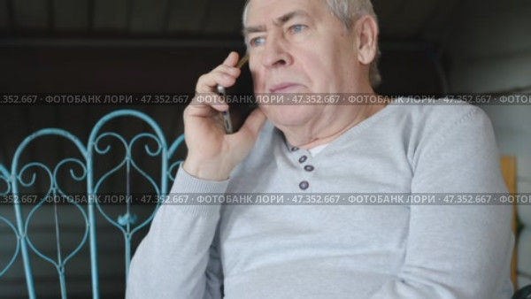 Portrait of senior man using mobile phone, holding device, texting, surfing internet. Old male looking at web camera, talking online. Elderly person chatting. Modern technologies and older generation. Стоковое видео, видеограф Марина Демидюк / Фотобанк Лори