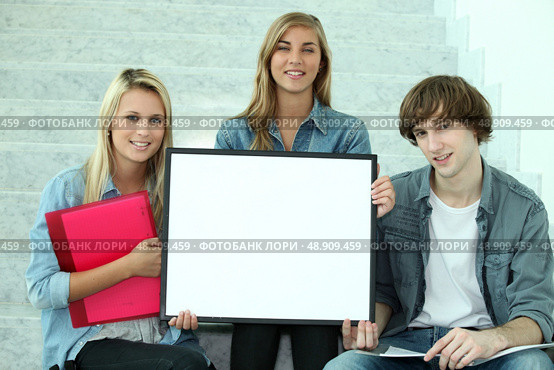 portrait of three teenagers in stairs. Стоковое фото, агентство Ingram Publishing / Фотобанк Лори