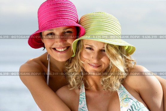 Portrait of two women at the beach. Стоковое фото, фотограф Phovoi R. / PantherMedia / Фотобанк Лори