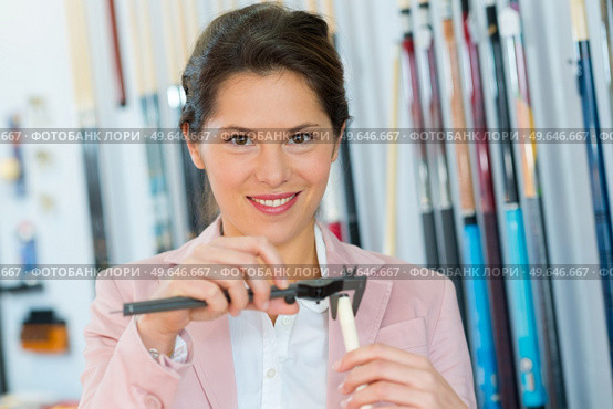 portrait of woman billiard player. Стоковое фото, агентство Ingram Publishing / Фотобанк Лори
