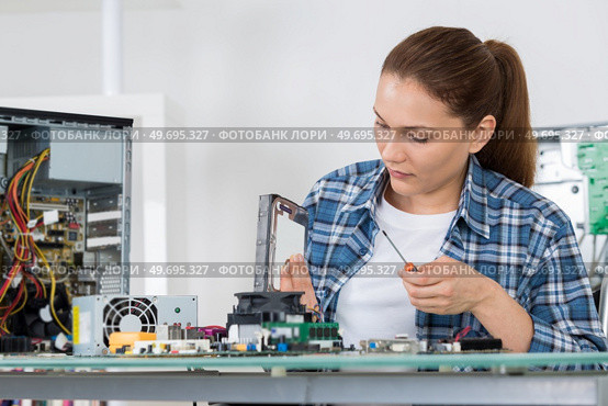 portrait of woman repairing computer. Стоковое фото, агентство Ingram Publishing / Фотобанк Лори