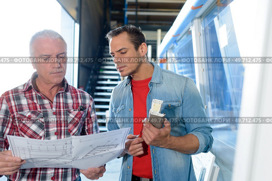portrait of workers looking at plans. Стоковое фото, агентство Ingram Publishing / Фотобанк Лори