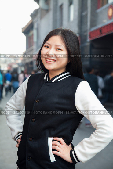 Portrait of young woman in Houhai, Beijing, China. Стоковое фото, агентство Ingram Publishing / Фотобанк Лори