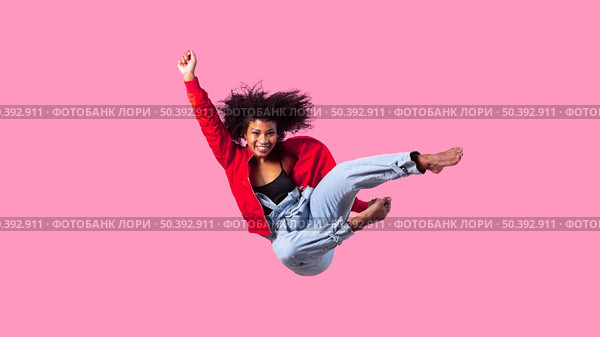 portrait young female jumping 7. Стоковое фото, агентство Ingram Publishing / Фотобанк Лори