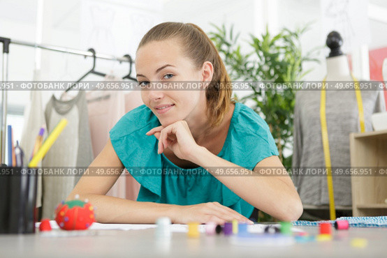 portrait young woman tailor designer looking at camera. Стоковое фото, агентство Ingram Publishing / Фотобанк Лори