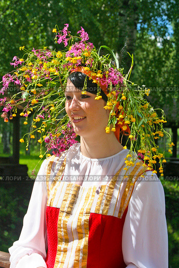 Портрет девушки в венке из полевых цветов на празднике Троица (2009 год). Редакционное фото, фотограф ElenArt / Фотобанк Лори