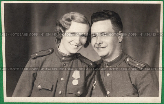 Портрет советских военнослужащих медицинской службы РККА. Старая фотография периода Великой Отечественной войны. Редакционная иллюстрация, иллюстратор александр афанасьев / Фотобанк Лори