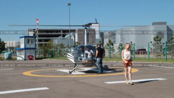 Посадка пассажиров в вертолет. Мякинино. Москва (2014 год). Редакционное видео, видеограф Сергей Соболев / Фотобанк Лори