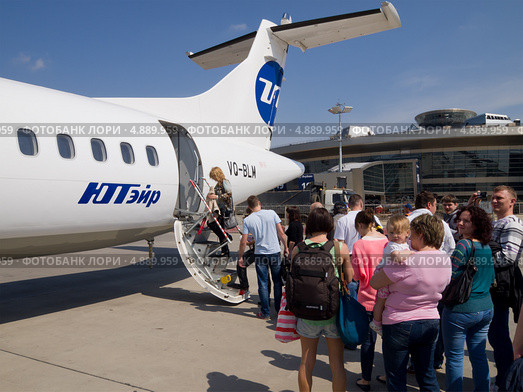 Посадка в самолет ATR 72 (2013 год). Редакционное фото, фотограф Вячеслав Палес / Фотобанк Лори