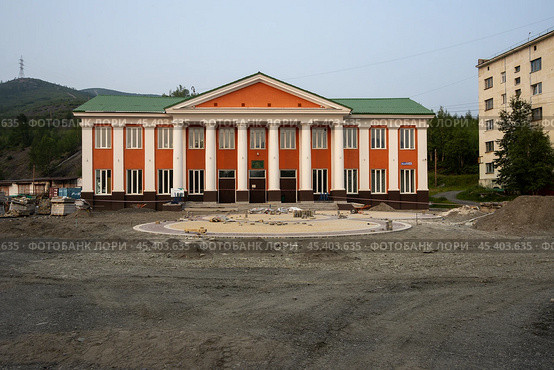 Посёлок Ягодное, Магаданская область, Колыма, Россия. Центр культуры, досуга и кино Ягоднинского городского округа. Благоустройство площади перед домом культуры. Вид на красивое старое здание ДК. (2023 год). Редакционное фото, фотограф Андрей Степанов / Фотобанк Лори