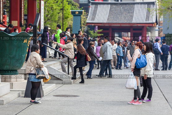 Посетители фотографируются перед главным храмом Kannondo святыни Senso-ji, Асакуса, Токио, Япония (2013 год). Редакционное фото, фотограф Кекяляйнен Андрей / Фотобанк Лори