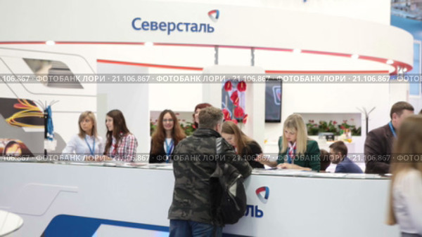 Посетители выставки около информационной стойки компании Северсталь в выставочном зале Металл-Экспо, 2015. Павильон 75, ВДНХ, Москва (2016 год). Редакционное видео, видеограф Кекяляйнен Андрей / Фотобанк Лори