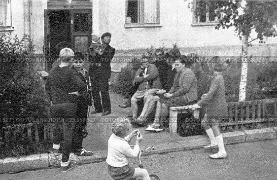 Посиделки у подъезда. 1973. Редакционное фото, фотограф Зобков Юрий / Фотобанк Лори