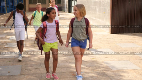 Positive children go outside from school after school ends. Стоковое видео, видеограф Яков Филимонов / Фотобанк Лори