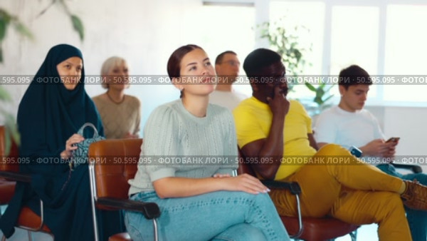 Positive multinational students listening to lecture in lecture hall. Стоковое видео, видеограф Яков Филимонов / Фотобанк Лори