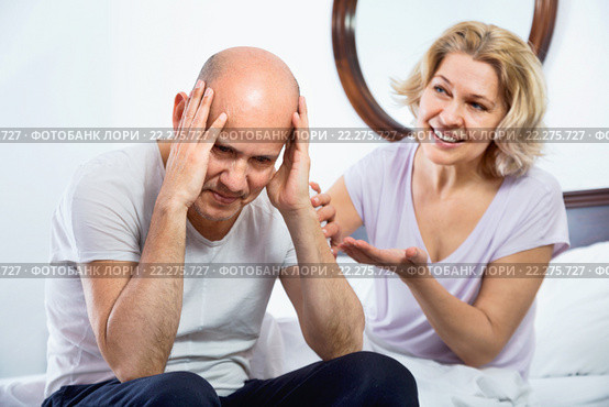 Positive smiling mature girl supporting frustraited boyfriend. Стоковое фото, фотограф Яков Филимонов / Фотобанк Лори