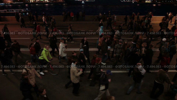 Поток из людей идущих к метро по Университетской набережной от Дворцового моста после праздничного салюта. Санкт-Петербург (2015 год). Редакционное видео, видеограф Кекяляйнен Андрей / Фотобанк Лори