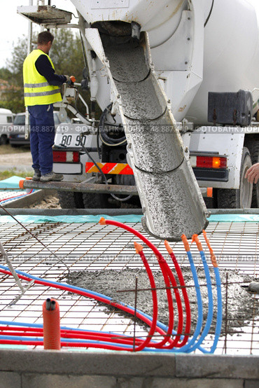 Pouring cement foundations. Стоковое фото, агентство Ingram Publishing / Фотобанк Лори
