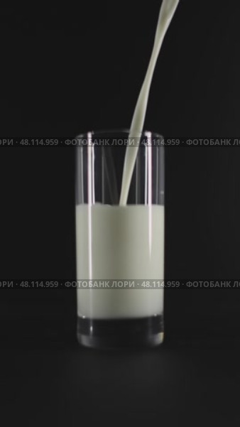 Pouring Milk into a Glass A Captivating and Beautiful Slow Motion Sequence Unfolds. Стоковое видео, видеограф Женя Канашкин / Фотобанк Лори