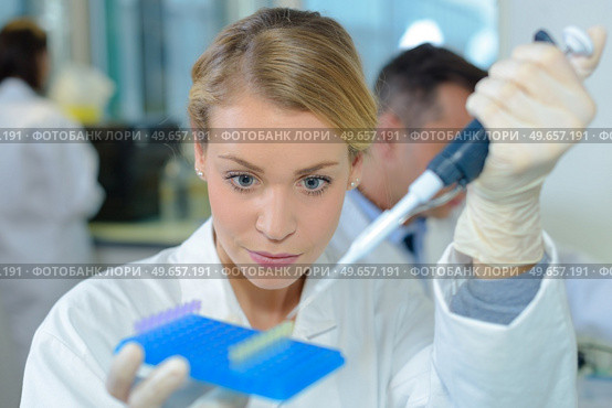 pouring sample to the tubes. Стоковое фото, агентство Ingram Publishing / Фотобанк Лори