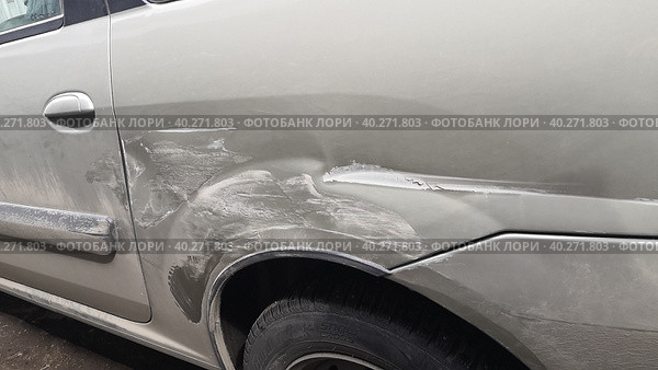 Повреждения заднего крыла автомобиля Лада Ларгус в результате ДТП (2021 год). Редакционное фото, фотограф Александр Замараев / Фотобанк Лори