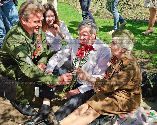 Поздравление ветерана Великой Отечественной войны, снайпера, связистки Зинаиды Константиновны Ивановой на Театральной площади во время праздника Победы 9 мая (2013 год). Редакционное фото, фотограф Алёшина Оксана / Фотобанк Лори