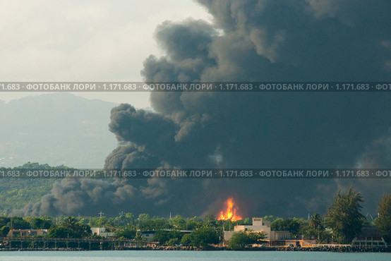 Пожар на нефтехранилище Сан Хуана (остров Пуэрто Рико) Стоковое фото, фотограф Ирина Кожемякина / Фотобанк Лори