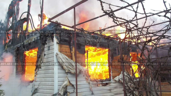 Пожар зимой в СНТ. Горящий щитовой дом. Стоковое видео, видеограф Сайганов Александр / Фотобанк Лори