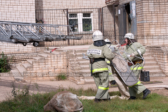 Пожарные монтируют спасательный рукав на автолестницу (2011 год). Редакционное фото, фотограф Вячеслав Палес / Фотобанк Лори