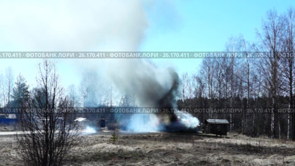 Пожарные тушат горящий домик за городом. Стоковое видео, видеограф Sergei Gorin / Фотобанк Лори