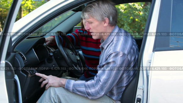 Пожилая пара осматривает новый автомобиль, женщина в восторге. Стоковое видео, видеограф Кекяляйнен Андрей / Фотобанк Лори