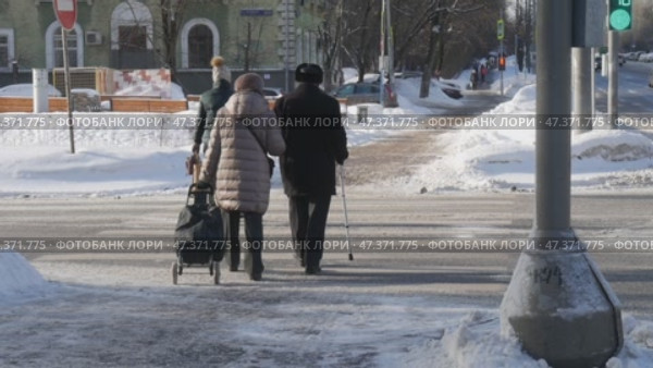 Пожилая переходит через дорогу. Редакционное видео, видеограф Семён Прудий / Фотобанк Лори