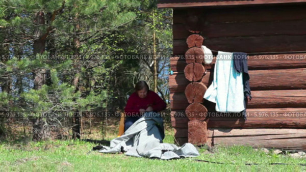 Пожилая женщина шьет одежду. Стоковое видео, видеограф Кекяляйнен Андрей / Фотобанк Лори